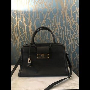 Guess handbag with crossbody Strap